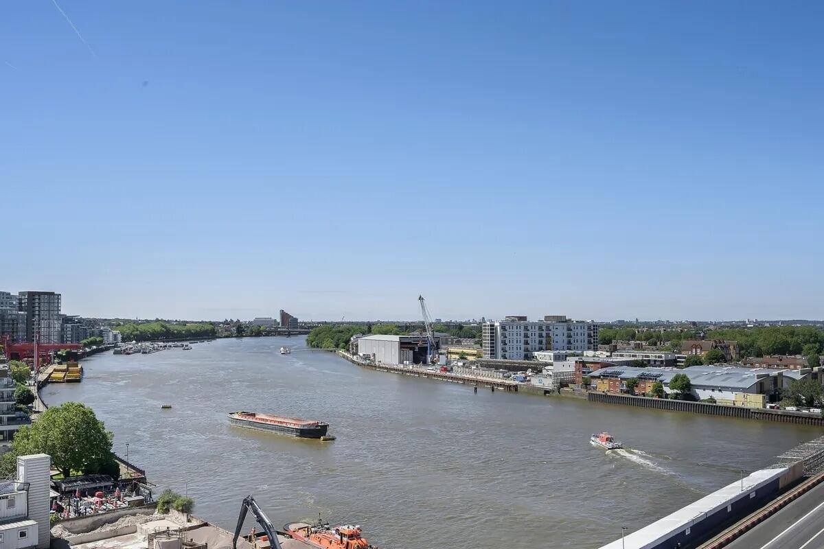 3 bed property in Battersea Reach, London